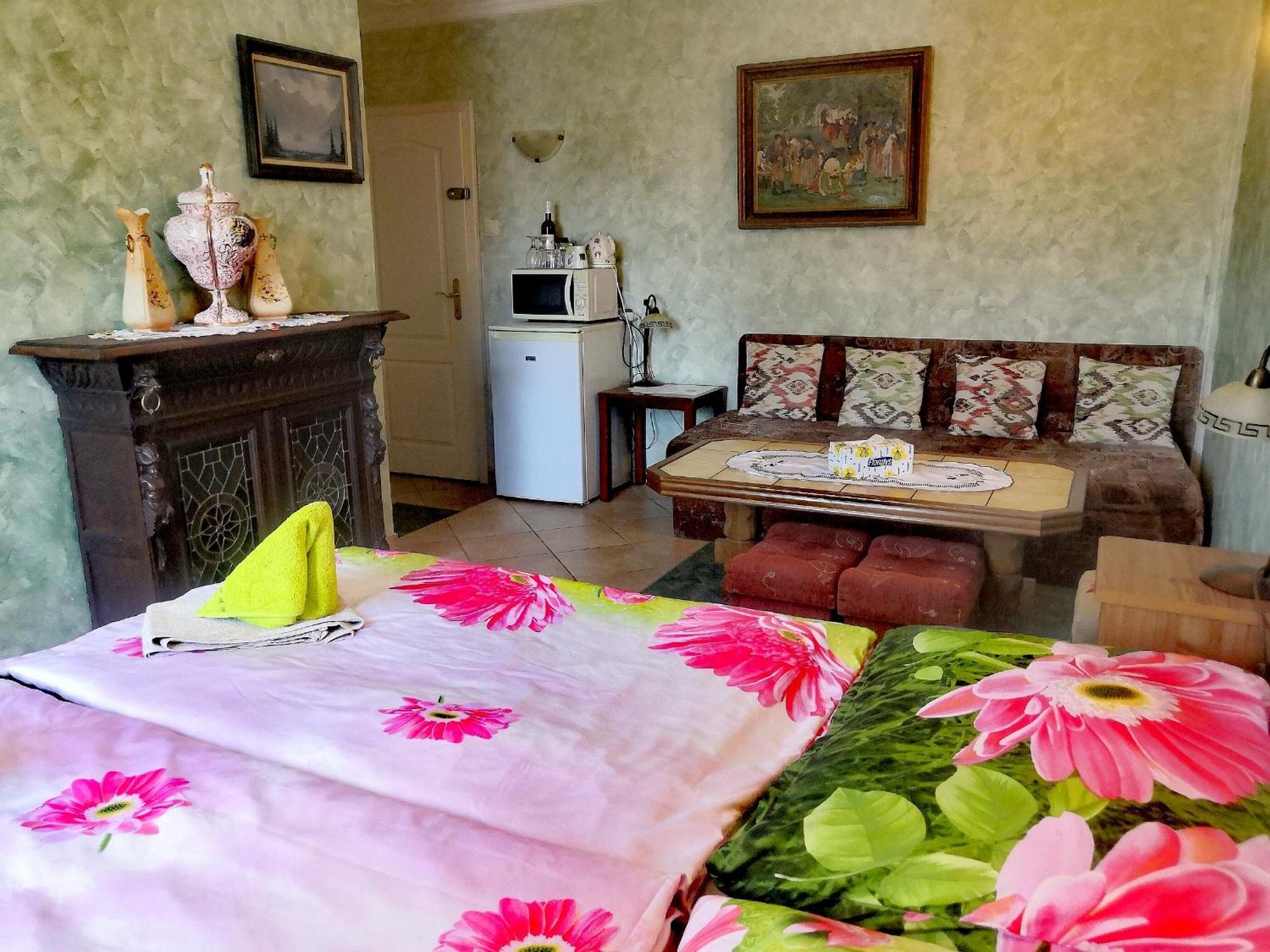 Villa Anastazis - Penzion Eden การ์โลวีวารี ภายนอก รูปภาพ