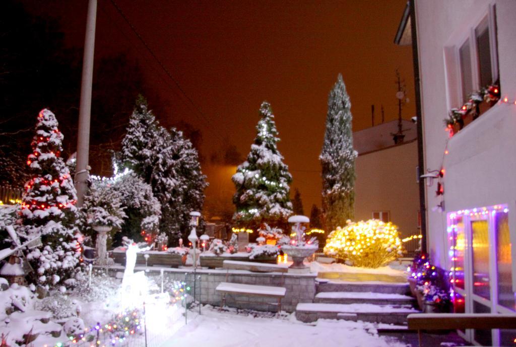 Villa Anastazis - Penzion Eden การ์โลวีวารี ภายนอก รูปภาพ
