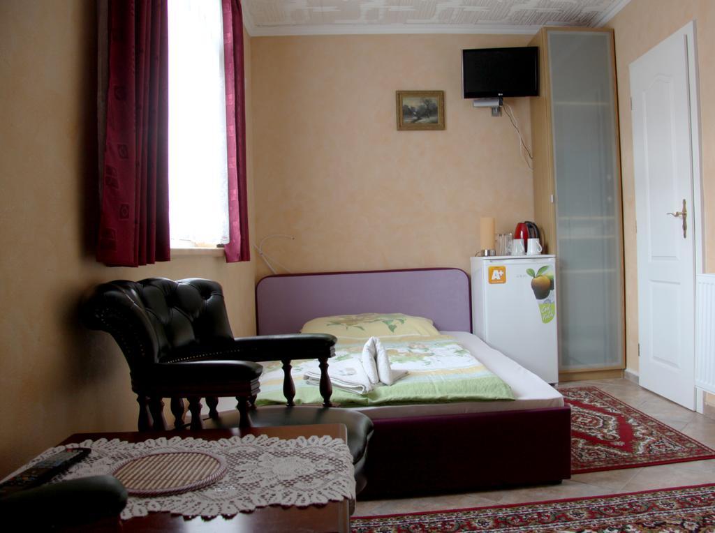 Villa Anastazis - Penzion Eden การ์โลวีวารี ภายนอก รูปภาพ