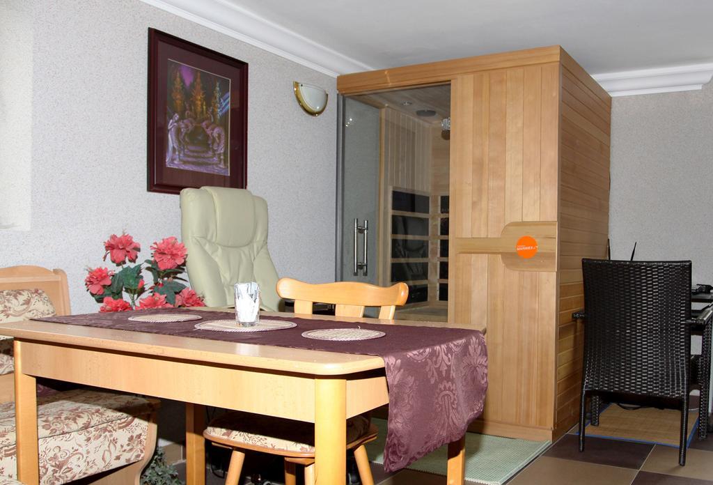 Villa Anastazis - Penzion Eden การ์โลวีวารี ภายนอก รูปภาพ