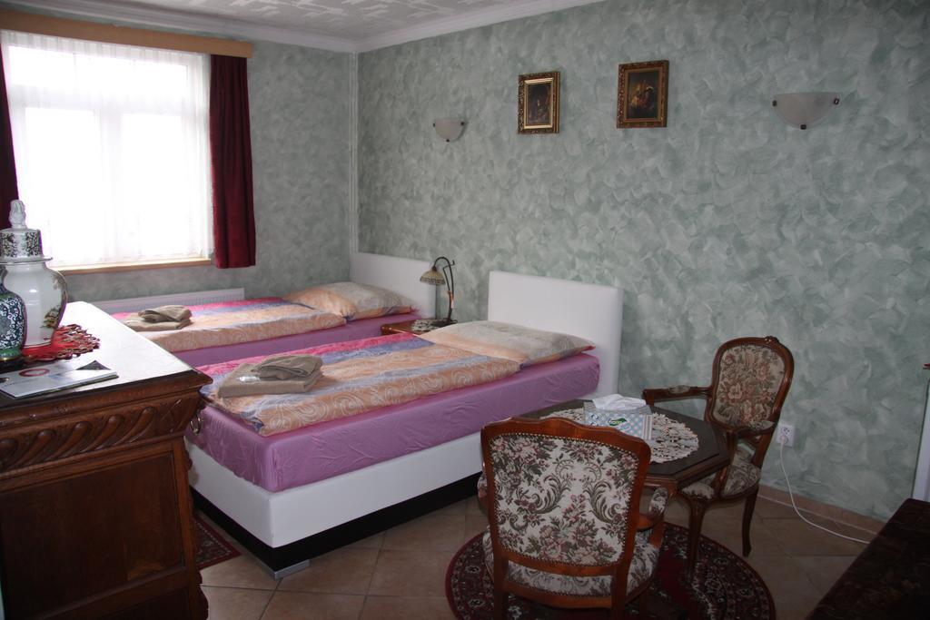 Villa Anastazis - Penzion Eden การ์โลวีวารี ภายนอก รูปภาพ