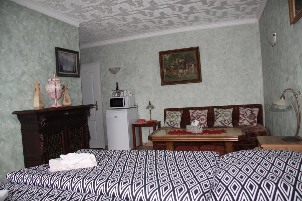 Villa Anastazis - Penzion Eden การ์โลวีวารี ภายนอก รูปภาพ